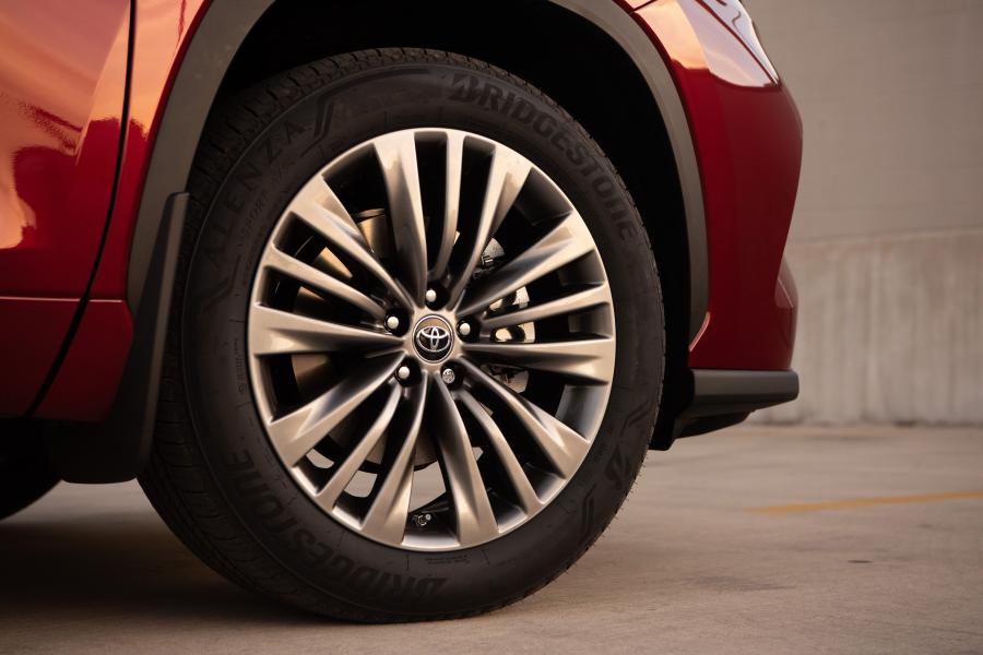 Логотип Toyota Highlander Hybrid Platinum AWD 2019 года  (фото 24 из 67)